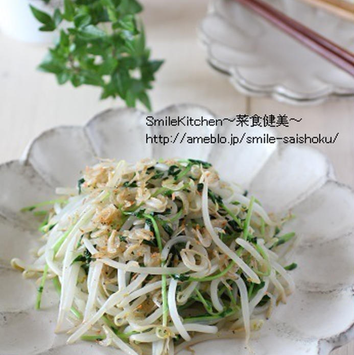 花びら形の白い皿に盛りつけられた豆苗ともやしの桜えび塩炒め