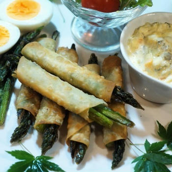 ■晩おかず【餃子の皮でアスパラ春巻き・あき流ソースで♪】