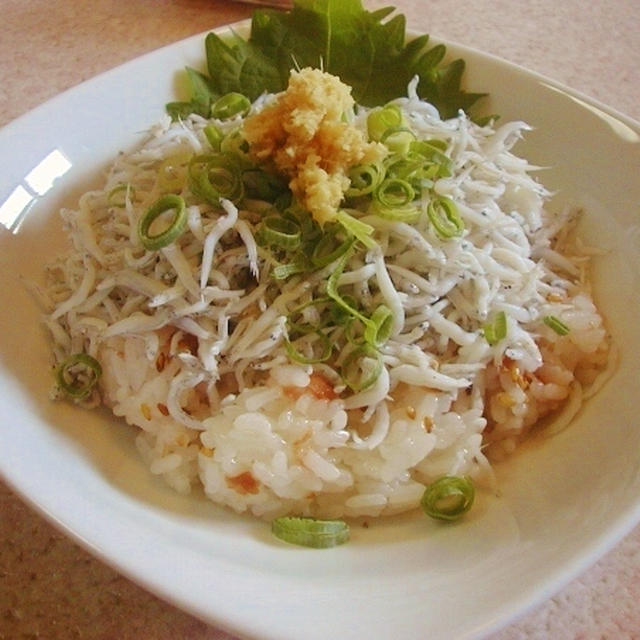 梅干しの炊き込みご飯ｄｅ釜揚げしらす丼