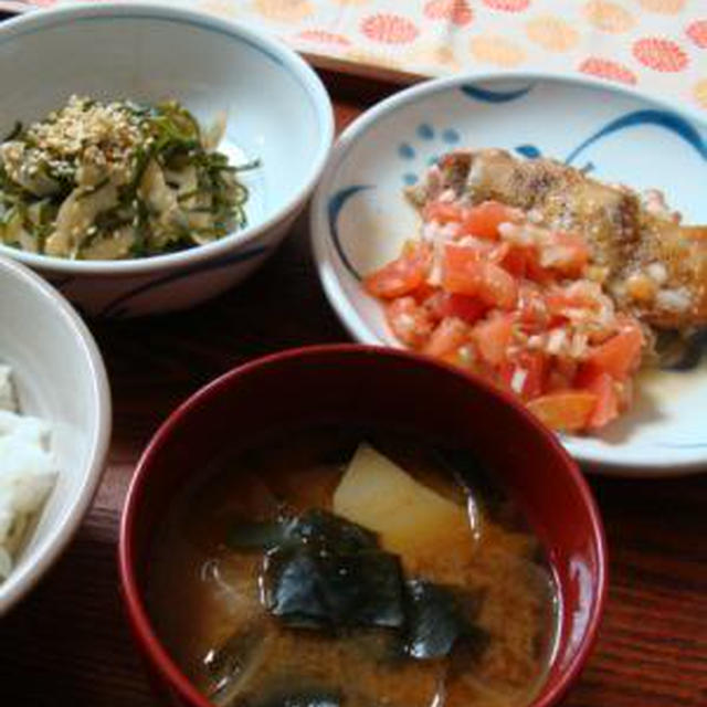 チキンをさっぱりとみょうが風味の生トマトソースで！！レンコンと切り昆布のキンピラ