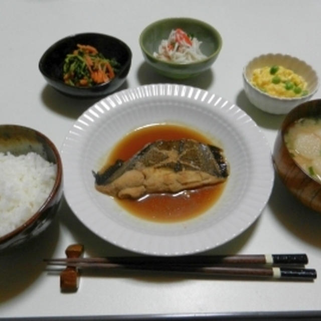 子持ちカレイの煮付けと副菜いろいろ。