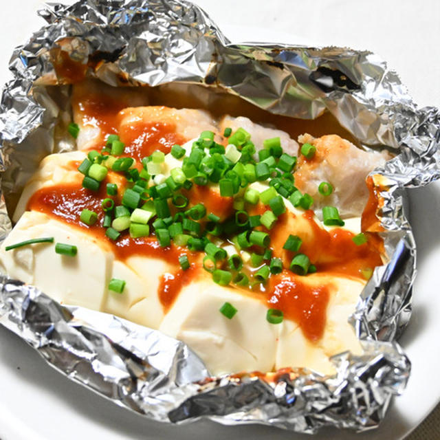 タラと豆腐の辛味噌ホイル焼き。鍋ものよりもパンチと食べ応えがある簡単おつまみ。