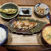 【献立】鶏むね肉の塩胡椒焼き、焼き茄子、昆布の佃煮、蓮根のニンニク炒め、卵とじのお味噌汁