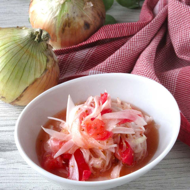 切って和えるだけ。シャキシャキ食感♪フルーティーで汁までペロリ。新玉ねぎとトマトのマリネサラダ。