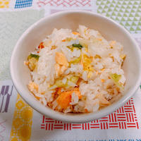 東海漬物「白だし仕立て　割烹白菜漬」を使って、さっぱりした味がおいしい！白菜漬と塩鮭の混ぜごはん