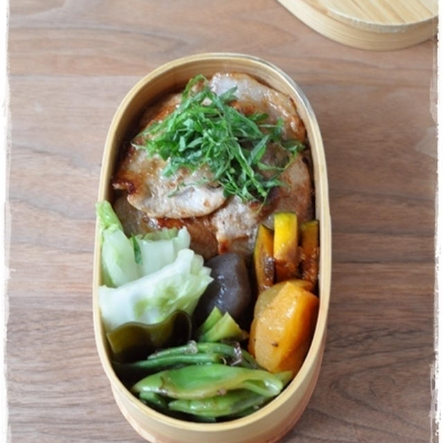 【豚丼弁当、と林檎とくるみのクランブルバターケーキ】