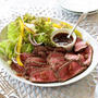 【簡単ローストビーフ レシピ】牛かたまり肉(300g)に塩、黒胡椒、摩り下ろしにんにく...