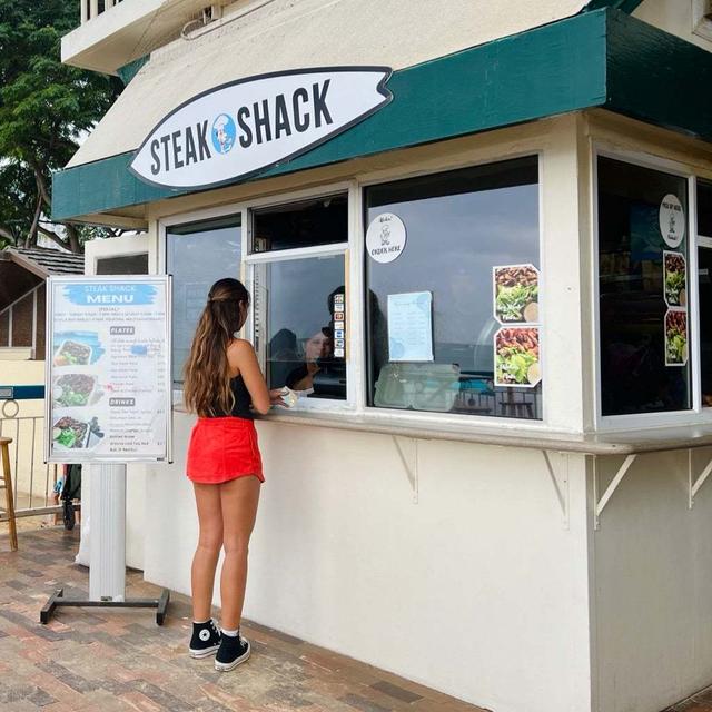 ワイキキで人気のリーズナブルなステーキプレートでお部屋ごはん♡