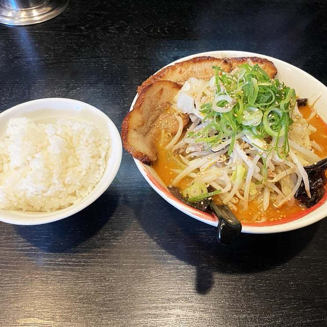 7番ゴールドを野菜増しで啜る 〜炙りチャーシュー3枚・半ライス〜