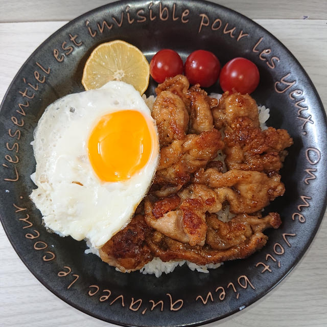 カリサク豚こまと目玉焼き丼（豚肉）（豚丼）