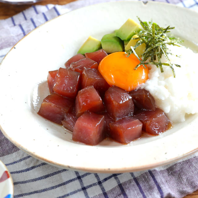 切って和えるだけ！まぐろとアボカドのとろろユッケ