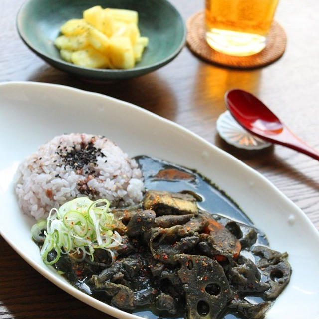 根菜の黒ごまみそカレー　栄養満点真っ黒カレー