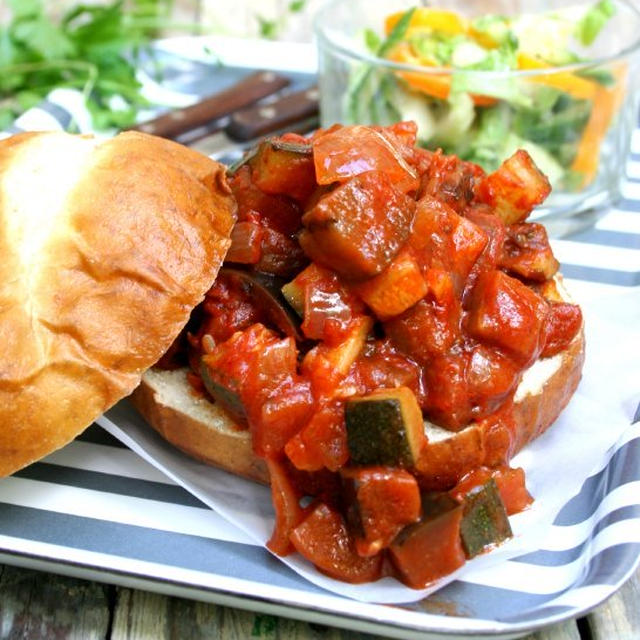 Eggplant and Zucchini Sloppy Joes茄子とズッキーニのトマト煮サンド（スロッピージョーズ風）
