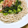 蒸し暑い夜の簡単ゴハン！香味野菜で爽やか〜キュウリとワカメのさっぱりサラダ蕎麦。