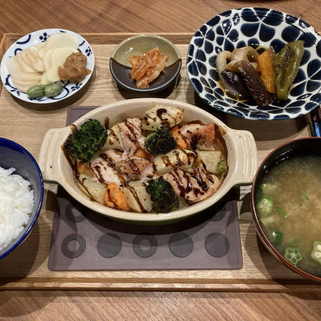 献立 鶏むね肉と野菜のオーブン焼き 新生姜に味噌 マイクロきゅうりのピクルス キムチ 野菜の焼き浸し オクラのお味噌汁 By Kajuさん レシピブログ 料理ブログのレシピ満載