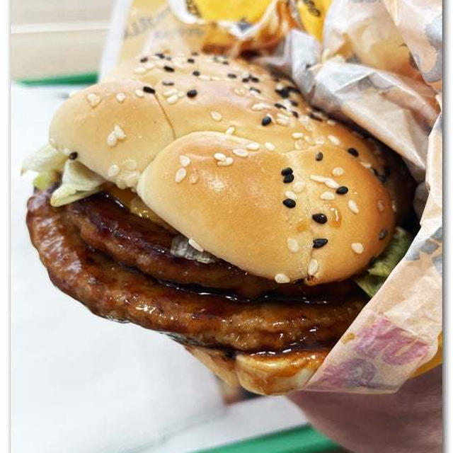 チーズダブルてりやきセットを食べる