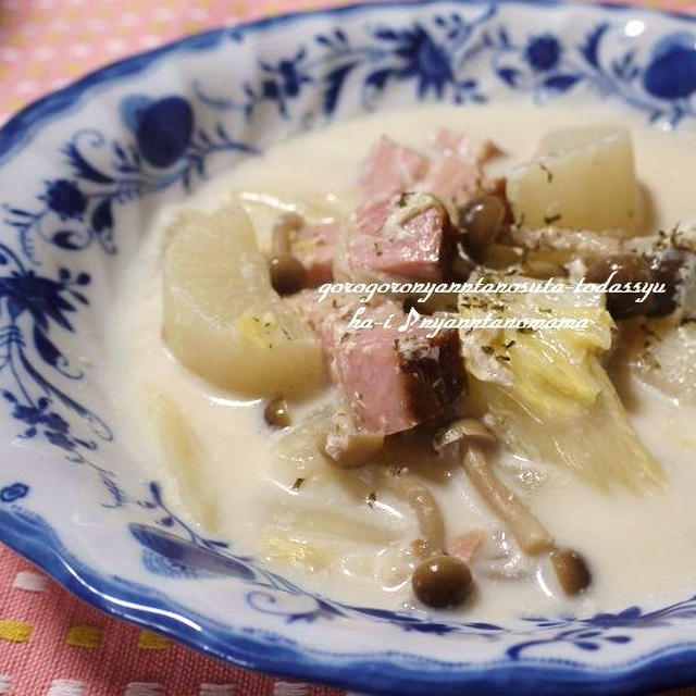 ＜ホワイトポトフ♪大根やベーコンや白菜や塩麹入りなのね＞