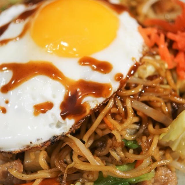 ■晩ご飯【肉野菜焼きそば　目玉焼き乗っけて。／お歳暮の頂き物2軒様】
