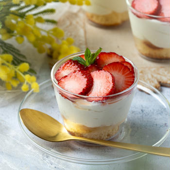 春の陽気を呼ぶ！　いちごたっぷりレアチーズケーキ