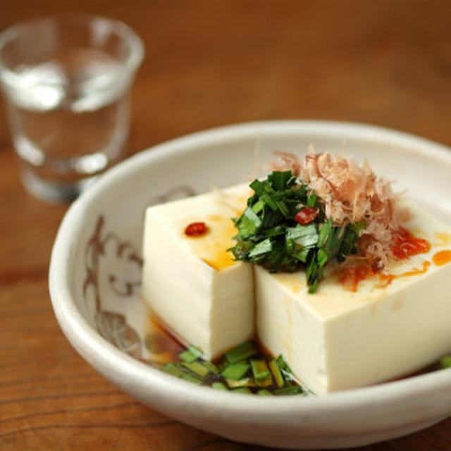 にらしょう油で冷奴　、　豆腐ぶっかけ丼