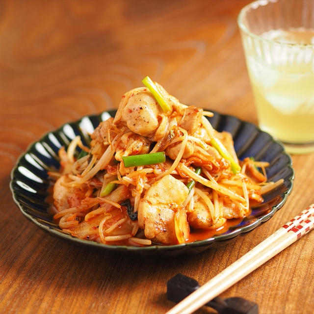 鶏もも肉ともやしのキムチ炒め　、　手軽に作れて美味しいのはこれでしょう！