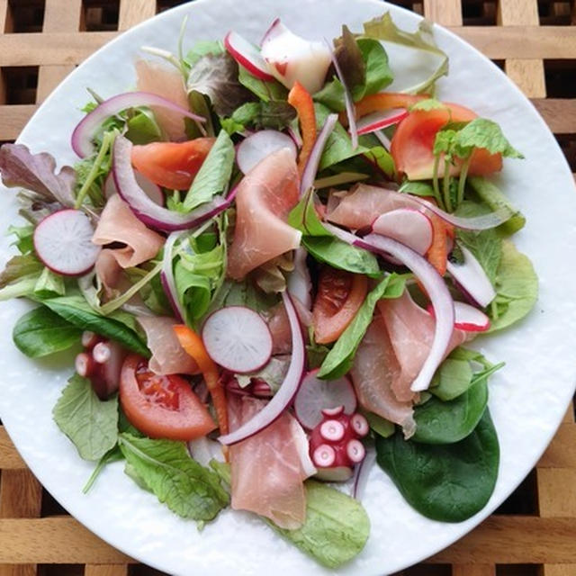 あまり食材のちょっと豪華サラダ☆これまた食べれたらいいなと