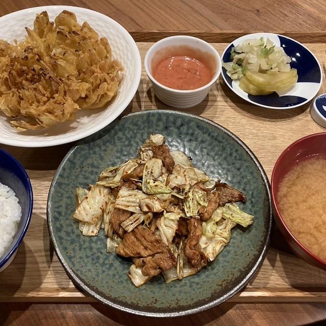 【献立】豚肉とキャベツの辛味噌炒め、ブルーミンオニオン、白菜のお漬物、豆腐のお味噌汁