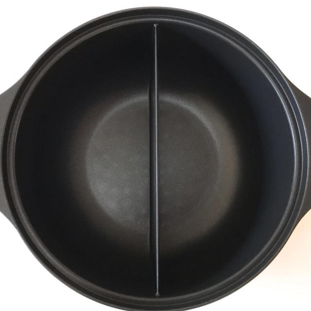 火鍋で使う「仕切り鍋（二色鍋）」を鍋料理以外で普段使い。仕切りを活かして使いこなす料理術。