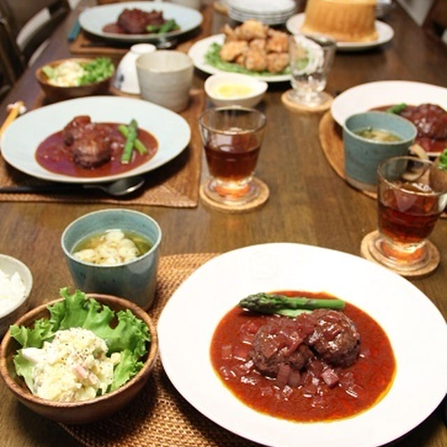 娘夫婦と晩ごはん。煮込みハンバーグと唐揚げと。