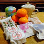 お茶菓子とみかんで。
