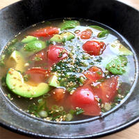 麻辣醤で☆トマトとアボカドの辛いスープ