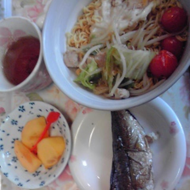 朝ご飯、ホットミニトマト入りラーメン♪