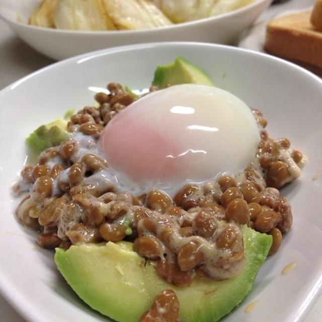 アボカド納豆温玉