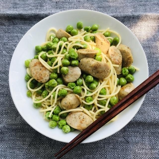 ピース豆とソーセージのパスタ