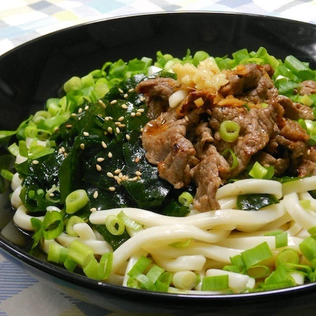 追いがつおつゆでウマい！牛肉とたっぷりネギ＆ワカメのぶっかけうどん。