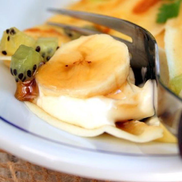 Banana and Cheese Cream Stuffed Crepe with Kiwiバナナとチーズクリーム入りクレープ、キーウイのせ