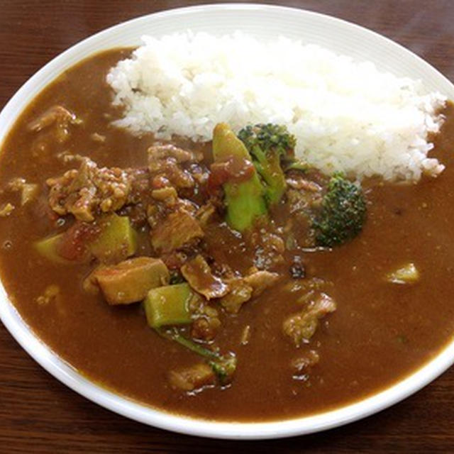 お昼はデタラメカレー