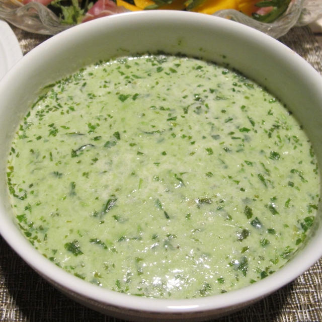 冷凍グリーンピースとサラダ菜の豆乳スープ