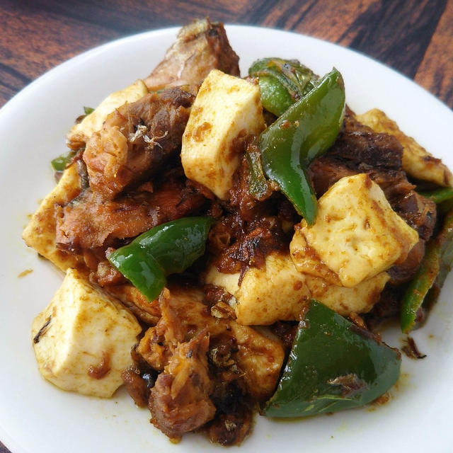 【レシピ】ピーマンと豆腐の鯖味噌カレー炒め