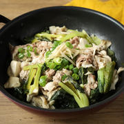 小松菜と豚肉の生姜こうじ蒸しの常備菜レシピ。野菜がたっぷり食べられる作り置き。