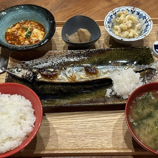 【献立】秋刀魚の塩焼き、麻婆豆腐、里芋の煮物、マカロニサラダ、豆腐とあおさのお味噌汁