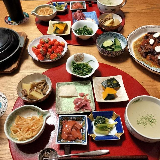 スクランブルエッグのチリビーンズかけ、鶏天玉子とじ、小鉢8品で晩酌