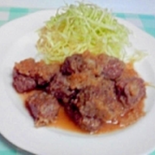 牛の成形肉でおいしいサイコロステーキ♪ 大根おろしたっぷりでサッパリと食べられます。