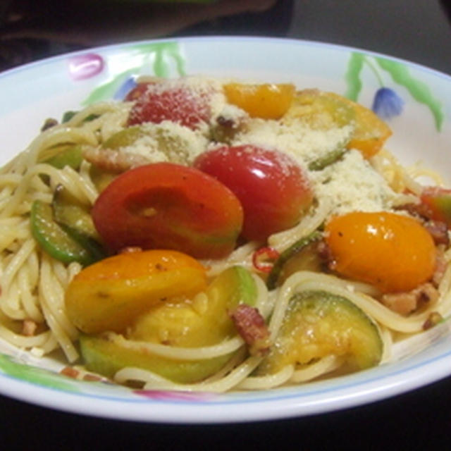 ズッキーニのソースとプチトマトのパスタ