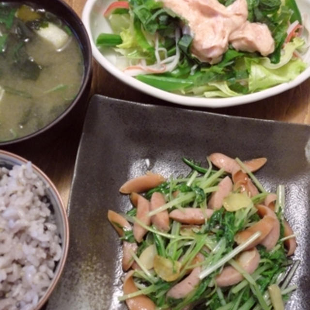 [ごはんとおかず]ソーセージと水菜のにんにく炒めとか