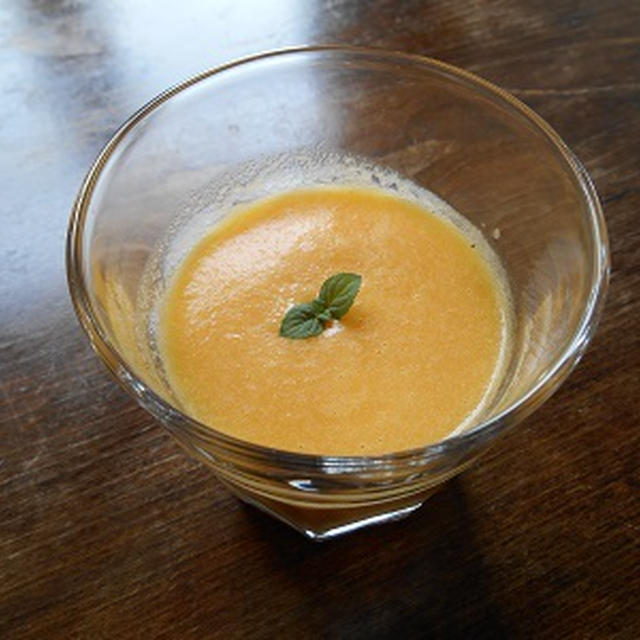 シンプルな冷製メロンスープ
