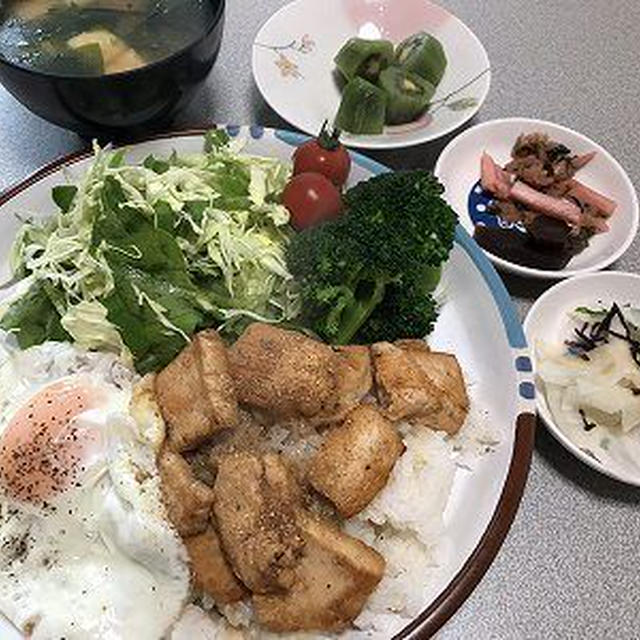 焼き鳥丼とサラダは親子丼？
