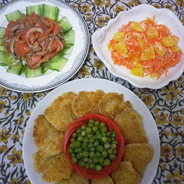 本日の夕食「チーズ風味のカツレツ」「スモークサーモンのサラダ」