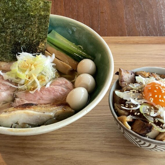 沖縄・読谷「まるつストア」クリアな醤油ラーメンに肉玉丼