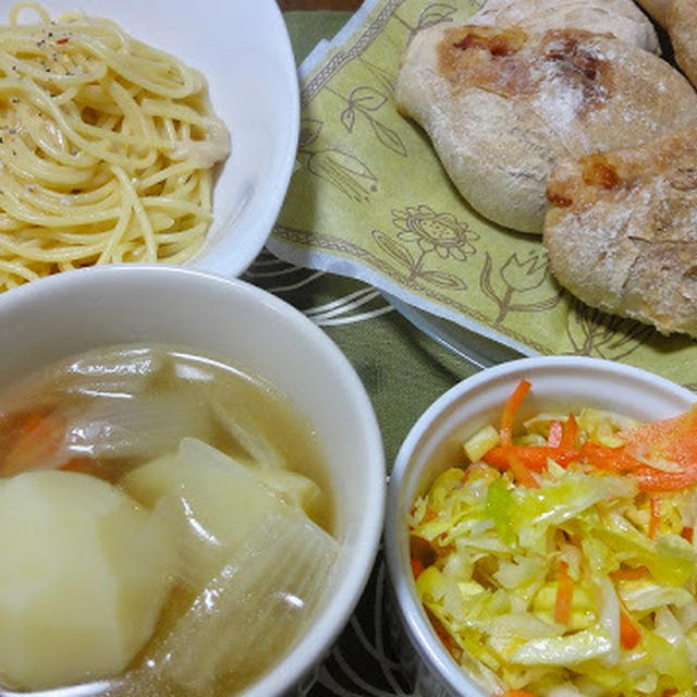 【ワインに合いそう】チーズレモンスパゲッティとこしょうパン　などなど。